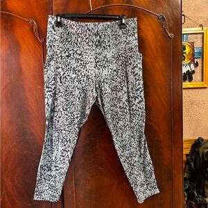 Athleta | Salutation stash pocket